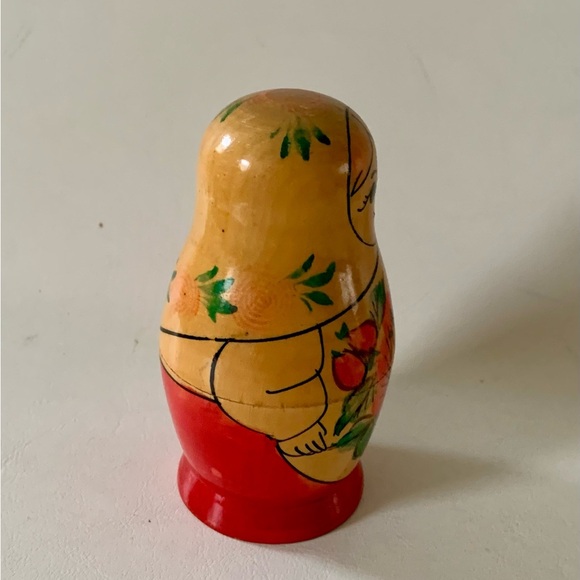 Vintage wooden hand carved Matroyshka nesting doll - Picture 10 of 11